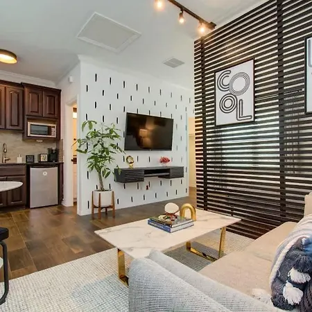 Heights Oasis - Chic Houston Heights Private Studio